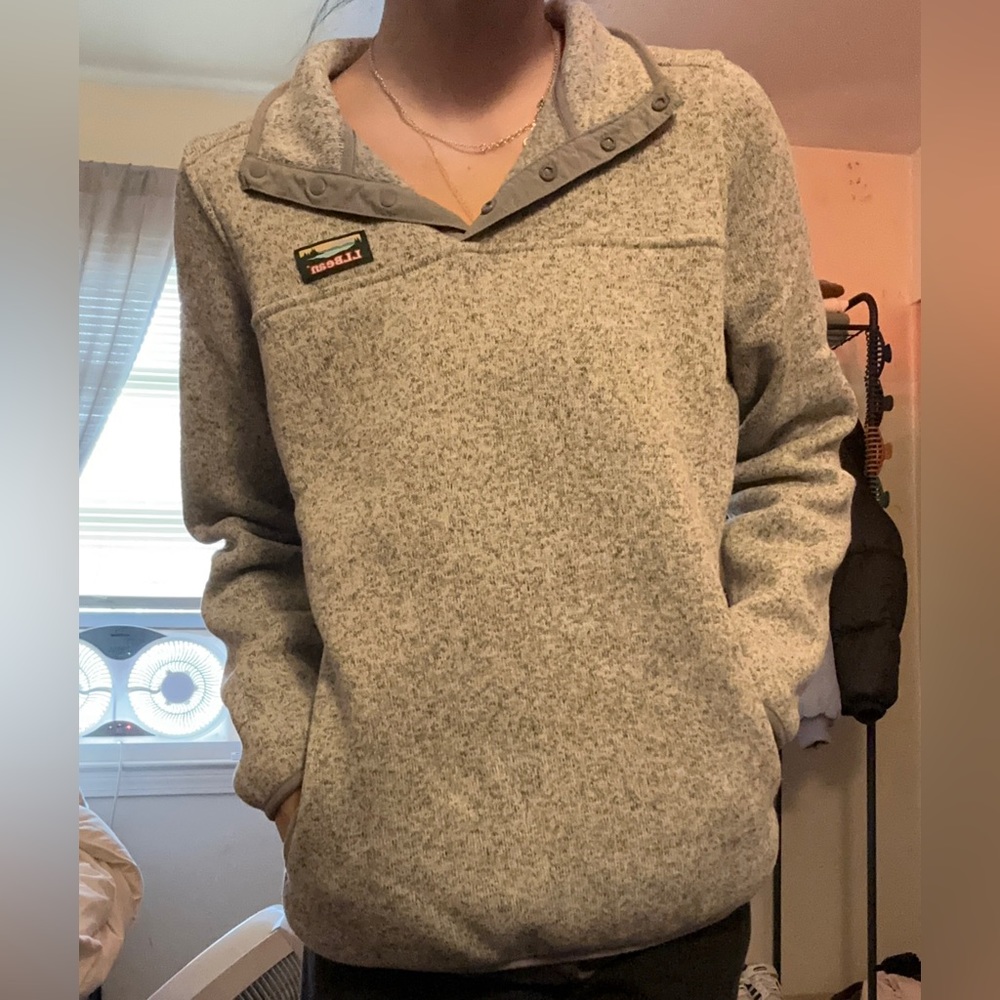 Very comfortable women’s LLBean sweatshirt in perfect condition